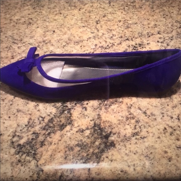 NEW BCBG Blue or Black Suede Flats with Bow - Picture 6 of 8